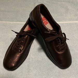 LIKE NEW! SAS 10.5  M. Black Lace-Up Loafer.